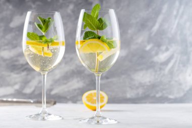 Hugo Spritz Kokteyli Gözlüklü Naneli ve Limonlu Betonlu, Kopyala Uzay