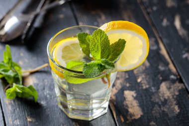 Karanlık Eski Arkaplanda Taze Garnitürlü Mevsimlik Limonata