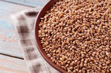 Clay Bowl 'da çiğ karabuğday taneleri, Yakın çekim