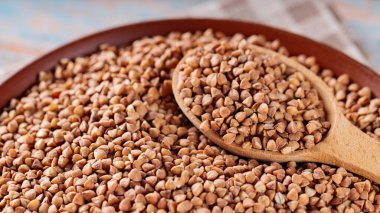 Clay Bowl 'da çiğ karabuğday taneleri, Yakın çekim