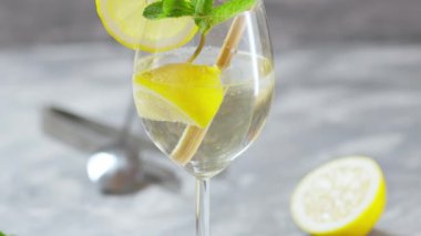 Hugo Spritz Naneli, Limonlu ve Bambu Çubuklu Kokteyl Gri Beton Arkaplanda, El Fotoğrafı