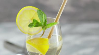 Hugo Spritz Naneli, Limonlu ve Bambu Çubuklu Kokteyl Gri Beton Arkaplanda, El Fotoğrafı