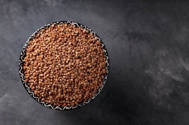 Kara Beton Arkaplanındaki Karabuğday Taneleri, Üst Görünüm, Boşluğu Kopyala