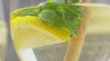 Hugo Spritz Bardakta Kokteyl Naneli ve Limonlu, Serinletici Yaz Alkollü İçeceği, Eğimli Kamera Hareketi