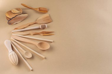 Bej arka planda yeniden kullanılabilir ahşap çatal bıçak takımı ve bambu kamışları, Sıfır Atık Pişirme