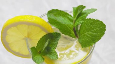 Lemon 'la ev yapımı limonata ve Beton Üzerine Taze Nane, Yakın Çekim