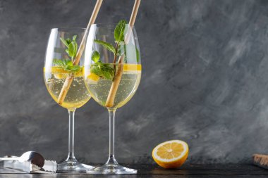 Hugo Spritz Naneli, Limonlu ve Kokteylli Kokteyller Karanlık Arkaplanda, Boşluğu Kopyala