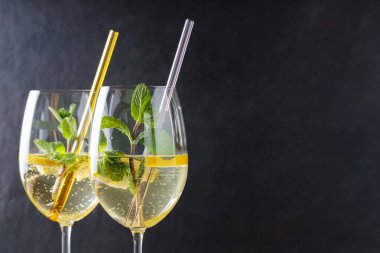 Hugo Spritz Naneli, Limonlu ve Kokteylli Kokteyller Karanlık Arkaplanda, Boşluğu Kopyala