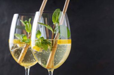 Hugo Spritz Naneli, Limonlu ve Kokteylli Kokteyller Karanlık Arkaplanda, Boşluğu Kopyala