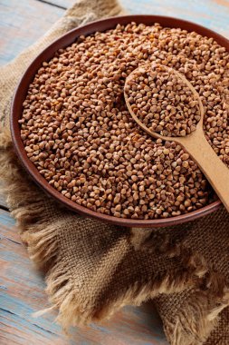 Kahverengi kâse 'de Tahta Kaşık' ta Karabuğday Taneleri