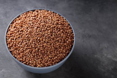 Organik Kuru Karabuğday Taneleri Beton Kasesinde, Kopyala Boşluk