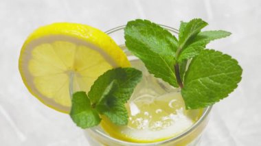 Limon ve naneli ev yapımı limonata, el yapımı.
