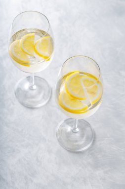 Hugo Spritz Bardakta Limonla Gri Arkaplanda Kokteyl, Yazın Alkollü İçki