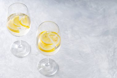 Hugo Spritz Bardakta Limonla Gri Arkaplanda Kokteyl, Yazın Alkollü İçki