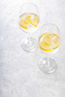 Hugo Spritz Bardakta Limonla Gri Arkaplanda Kokteyl, Yazın Alkollü İçki