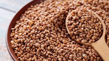 Kavanozda kepekli karabuğday, Rustik Mutfak Masası 'nda.