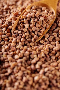 Çiğ karabuğdaylı ahşap kepçe, yakın plan.