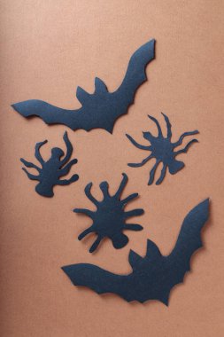 Kahverengi Arkaplanda Siyah Kağıt Yarasalar ve Örümcekler, Cadılar Bayramı Konsepti