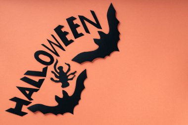 Siyah Kağıt Kesme Yarasaları, Örümcekler ve Turuncu Arkaplanda Cadılar Bayramı, Boşluğu Kopyala