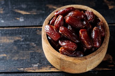 Karanlık Kırsal Arkaplanda Tahta Kasede Kurutulmuş Tarihler, Boşluğu Kopyala