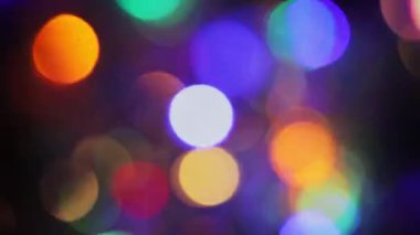 Işıldayan Tinsel, Noel ve Yeni Yıl Dekorasyonlarıyla Renkli Bokeh Arkaplanı