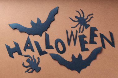 Siyah Kağıt Yarasalar, Örümcekler ve Kahverengi Arkaplan Üzerine Cadılar Bayramı Yazıları