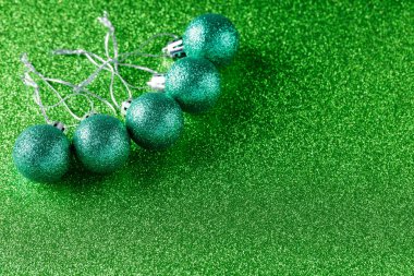 Tatil Dekorasyonu için Asgari Yeşil Arkaplanda Parlayan Yeşil Noel Baloları, Boşluğu Kopyala