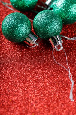 Işıltılı Yeşil Noel Baloları Parıldayan Kırmızı Arkaplan, Şenlikli Tatil Süslemeleri, Kopyalama Boşluğu