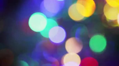 Çok renkli Taşıyıcı Işıklar ve Yumuşak Bokeh Çemberleri, Neşeli Yeni Yıl ve Noel Tatili