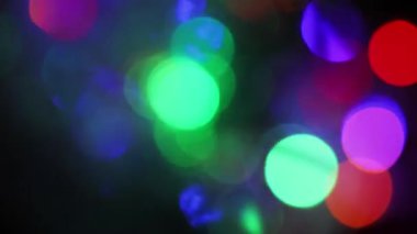 Çok renkli Taşıyıcı Işıklar ve Yumuşak Bokeh Çemberleri, Neşeli Yeni Yıl ve Noel Tatili