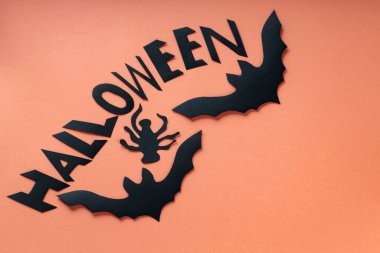 Siyah Kağıt Kesme Yarasaları, Örümcekler ve Turuncu Arkaplan Üzerine Cadılar Bayramı Metni, Boşluğu Kopyala