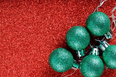 Kırmızı Işıltılı Arkaplanda Parlayan Yeşil Noel Baloları, Noel ve Yeni Yıl Dekorasyonları, Üst Görünüm, Kopyalama Boşluğu