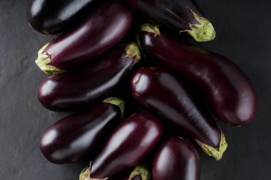 Taze Patlıcanlar Karanlık Arkaplanda, Sebze Hasadı Konsepti, Üst Görünüm