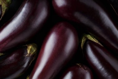 Taze Patlıcanlar Karanlık Arkaplanda, Sebze Hasadı Konsepti, Üst Görünüm