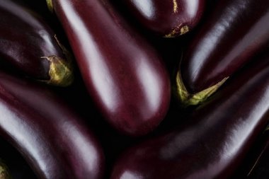 Taze Patlıcanlar Karanlık Arkaplanda, Sebze Hasadı Konsepti, Üst Görünüm