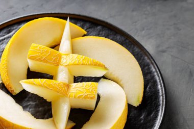 Dilimlenmiş Sarı Karpuz Siyah Tabakta, Yaklaş