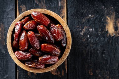 Rustik Tahta Masa, Ramazan ve Sağlıklı Atıştırma Üzerine Tahta Kasede Kurutulmuş Tarihler, Üst Görüş, Kopyalama Boşluğu