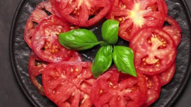 Siyah Tabakta Taze Basil Yaprakları Dilimlenmiş Kırmızı Domatesler, Akdeniz Mutfağı Konsepti, Yakın Çekim