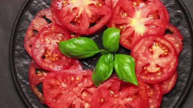 Siyah Tabakta Taze Basil Yaprakları Dilimlenmiş Kırmızı Domatesler, Akdeniz Mutfağı Konsepti, Yakın Çekim