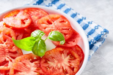 Fesleğenli Taze Domates Dilimleri Beyaz Tabakta Mavi-Beyaz Damalı Peçete, Yakın plan