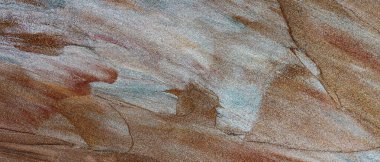 Parlak desenlerle harmanlanmış, Altın, Kahverengi ve Gümüş Renklerle Parlayan Soyut Doku