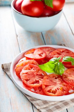 Taze Basil Yapraklı Kırmızı Domatesler Tahta Tahta Tahtalarda, İtalyan Mutfağı Konsepti