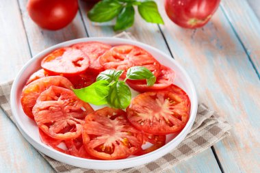 Taze Basil Yapraklı Kırmızı Domatesler Tahta Tahta Tahtalarda, İtalyan Mutfağı Konsepti