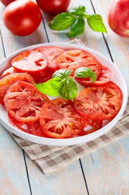 Taze Basil Yapraklı Kırmızı Domatesler Tahta Tahta Tahtalarda, İtalyan Mutfağı Konsepti