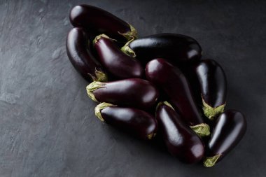 Karanlık Arkaplanda Olgun Taze Patlıcan Yığını, Yerel Çiftçilerin Organik Ekolojik Yiyecekleri, Üst Görüş