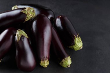 Karanlık Arkaplanda Olgun Taze Patlıcan Yığını, Yerel Çiftçilerin Organik Ekolojik Yiyecekleri, Üst Görüş