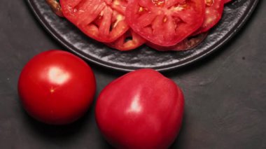 Canlı Kırmızı Domatesler ve Yeşil Basil İtalyan Mutfağı İçin Karanlık Arkaplanda Yapraklar