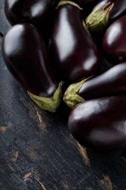 Koyu Ahşap Tahta Tahtalar, Hasat ve Kırsal Tarladan Masaya Kavramında Taze Patlıcan Yığını