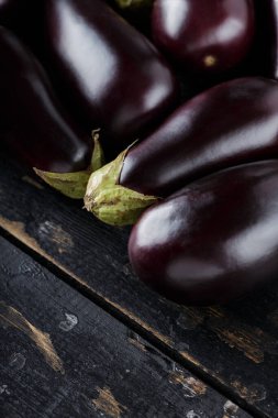 Koyu Ahşap Tahta Tahtalar, Hasat ve Kırsal Tarladan Masaya Kavramında Taze Patlıcan Yığını