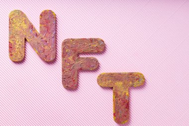 Pembe Arkaplan Üzerine NFT Yazıtı, Minimalist Kripto Sanat Konsepti, Üst Görünüm